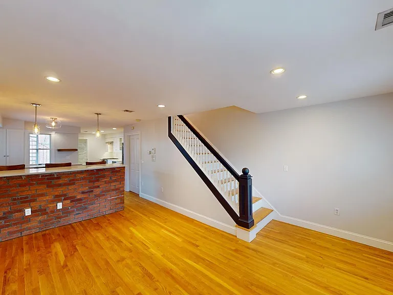 214 W 7th St #2 — Photo 9