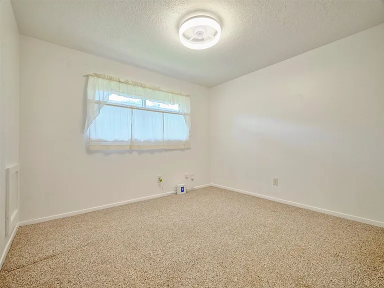 1018 Shawnee St — Photo 15