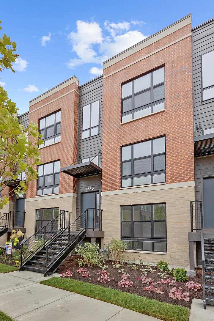 2 bed, 2.5 bath, 1576 sqft, $3,200 — Photo 2