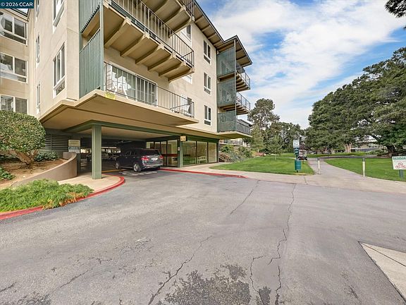 4th image of 820 N Delaware St APT 215
