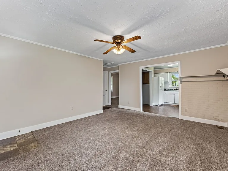 141 W Rossview Rd — Photo 10