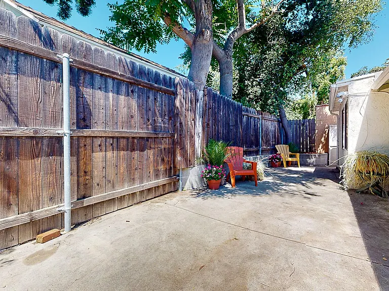 1127 Bell St — Photo 37
