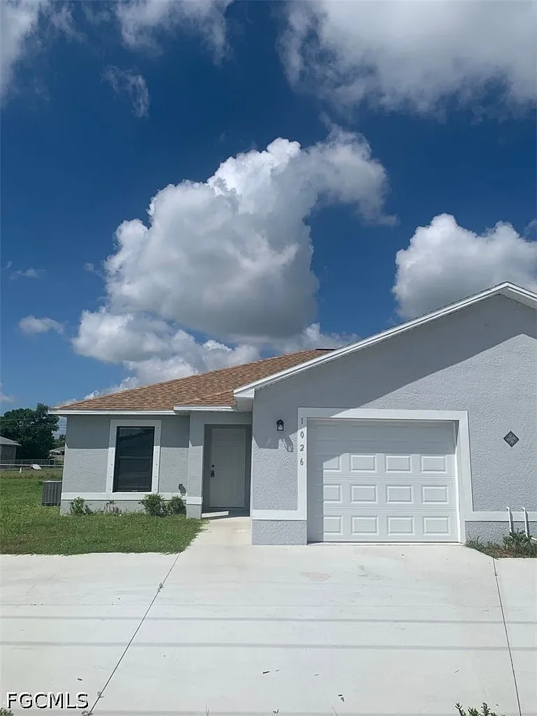3 bed, 2.0 bath, 2418 sqft, $1,395 — Photo 1