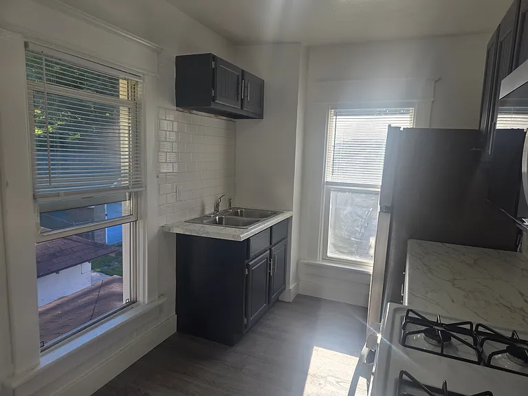 1454 W 9th St — Photo 8