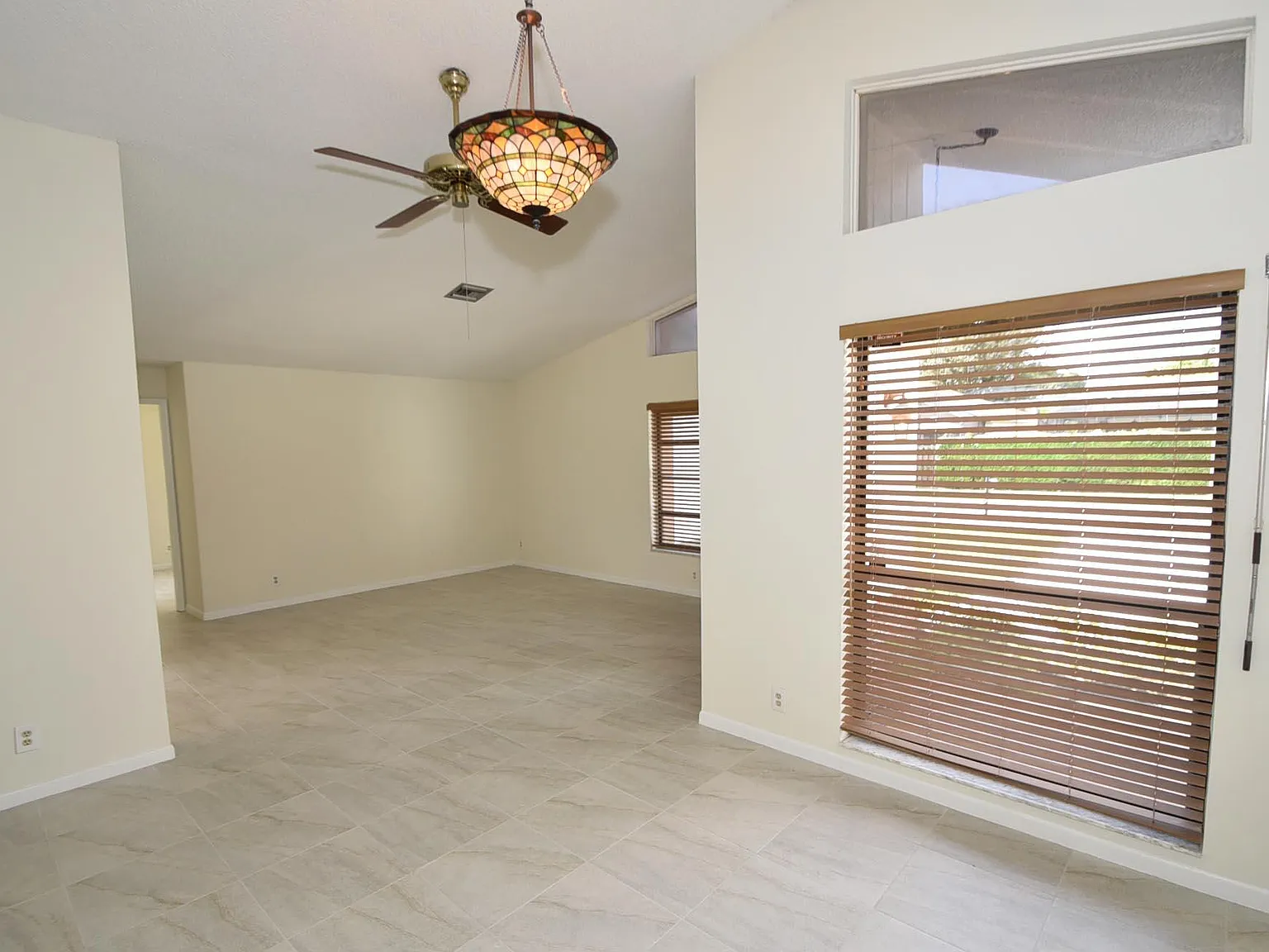 3 bed, 2.0 bath, 1592 sqft, $3,500 — Photo 3