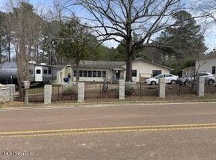 2384 Sardis Lake Dr, Batesville, MS 38606