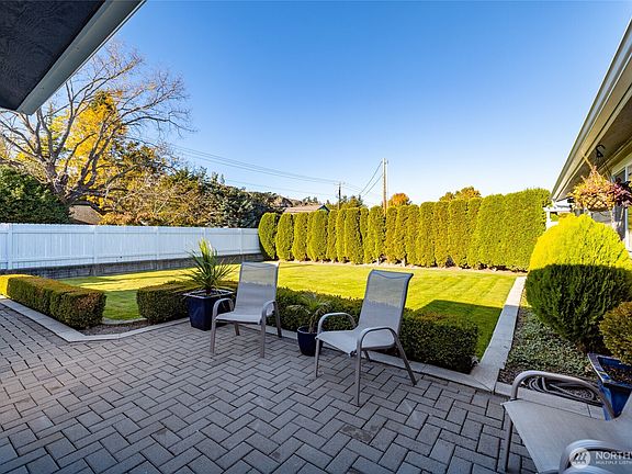 3rd image of 733 Maple Avenue