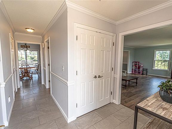 5th image of 215 Longview Cir