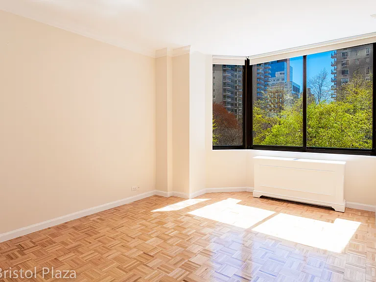 210 E 65th St #8N — Photo 2