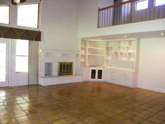 3rd image of 303 Muirfield Dr