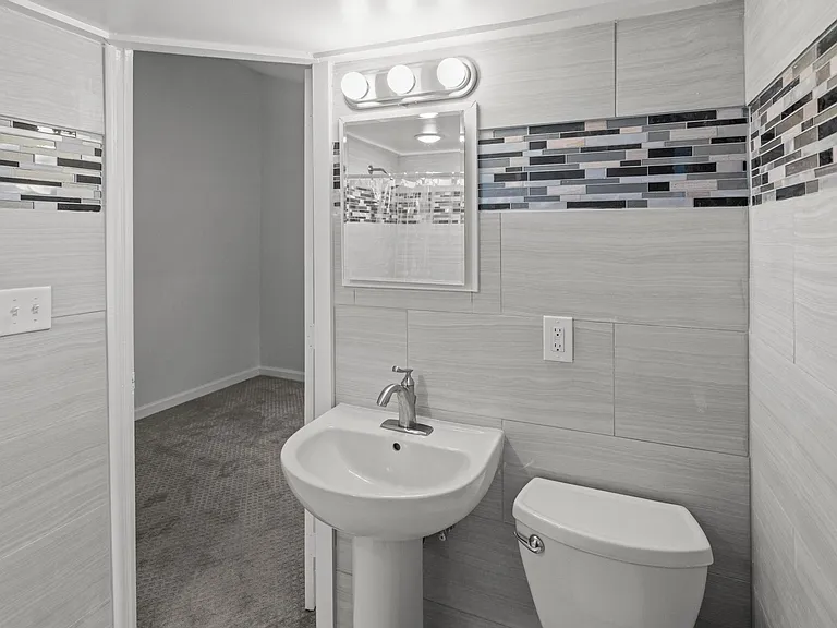 1019 York St — Photo 11