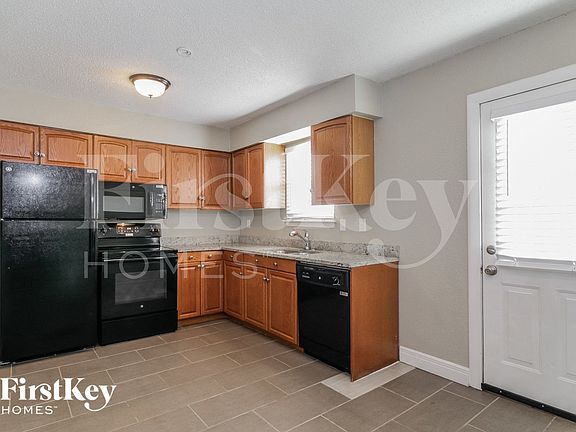 5th image of 717 NE Westwind Dr