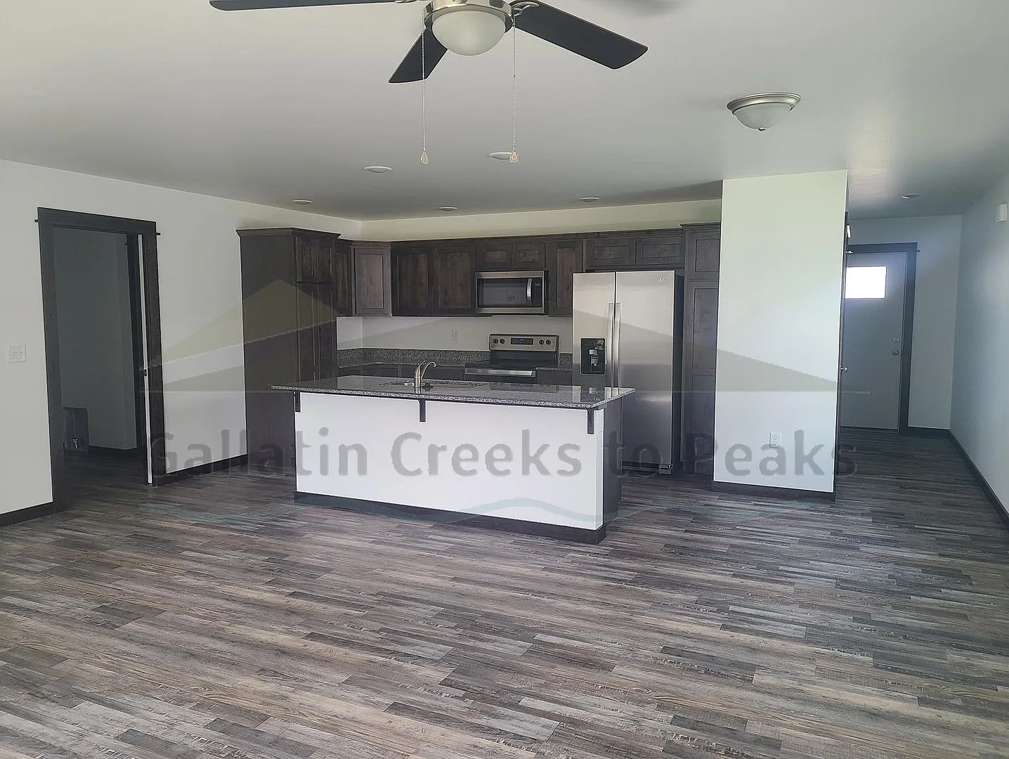 3 BR 2.5 BA Large 2 car garage — Photo 1