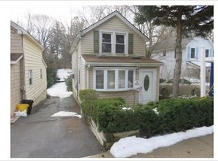 70 Davis St, Locust Valley, NY 11560