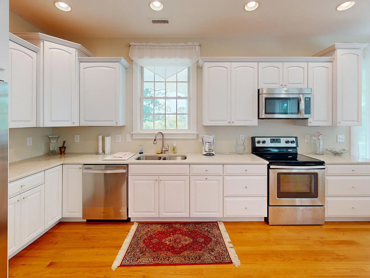 3 bed, 2.5 bath, 2514 sqft, $3,500 — Photo 3