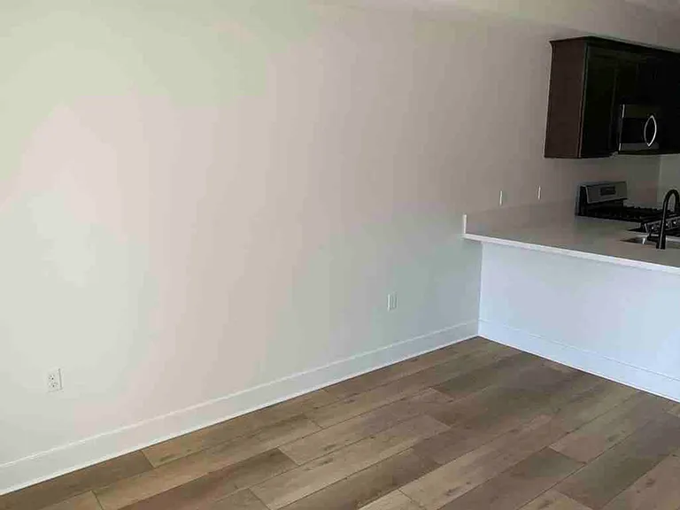 402 W Grand Ave #101 — Photo 5