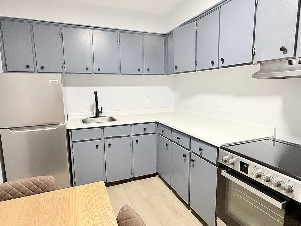 1989 Wyandotte St W #301