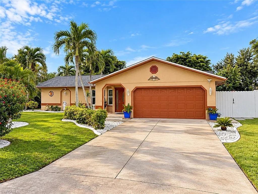 3 bed, 2.0 bath, 1430 sqft, $2,400 — Photo 1