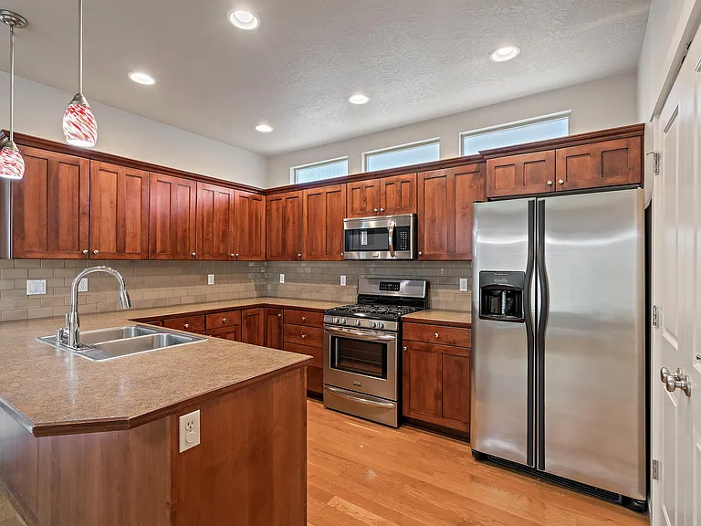 470 W Peck St — Photo 6