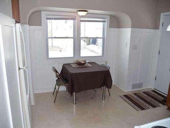 Sunny Eat-in Area