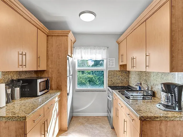 1642 Adams St #A-B — Photo 2