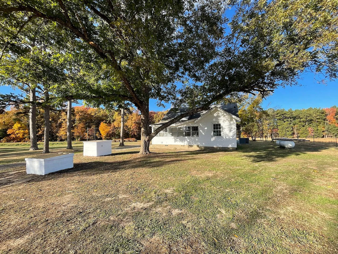 Must See Country Home Minutes to Kerr Lake — Photo 3