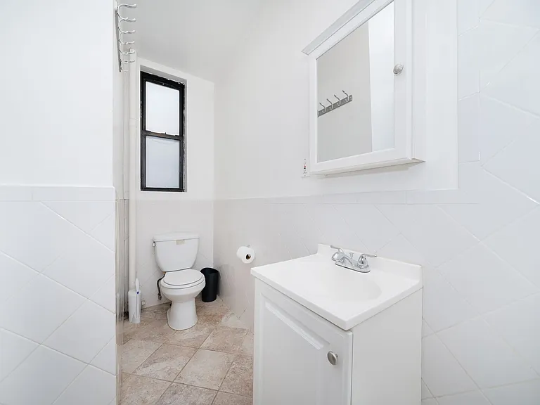221 E 58th St #2W — Photo 5