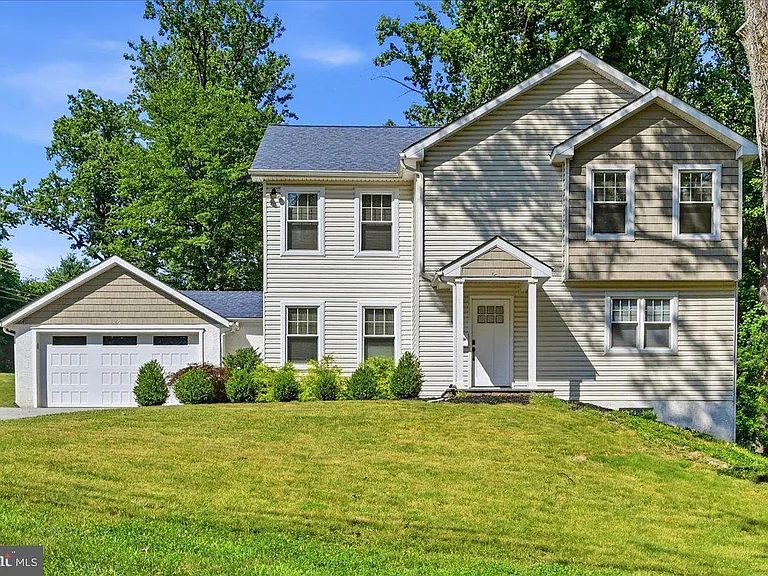 17 Lizbeth Ln — Photo 1
