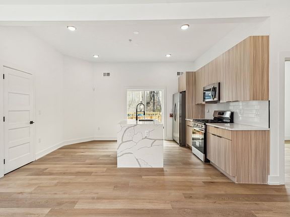 2nd image of 136-40 E Cumberland St #1