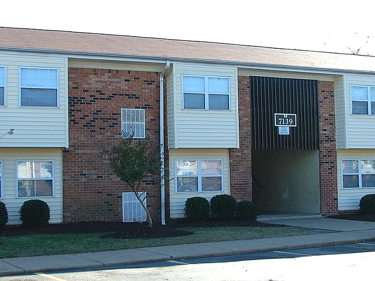 Berkley Square Apartments — Photo 5