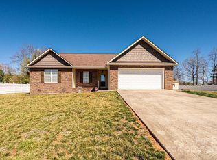 9027 McCray Farms Dr, Hickory, NC 28601