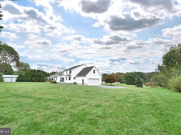 4th image of 302 Claiborne Fields Dr