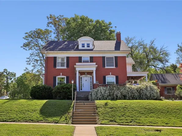 720 N 4th St, Atchison, KS 66002