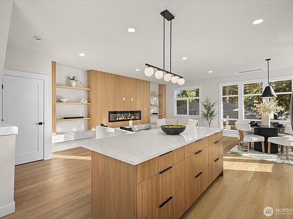 5th image of 14308 Roslyn Place N