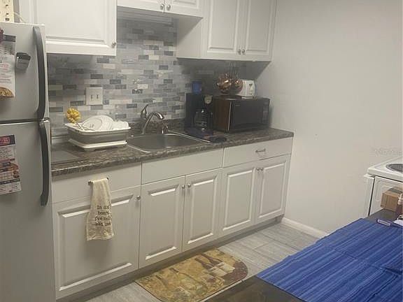 4th image of 1015 SW 9TH STREET #C-2