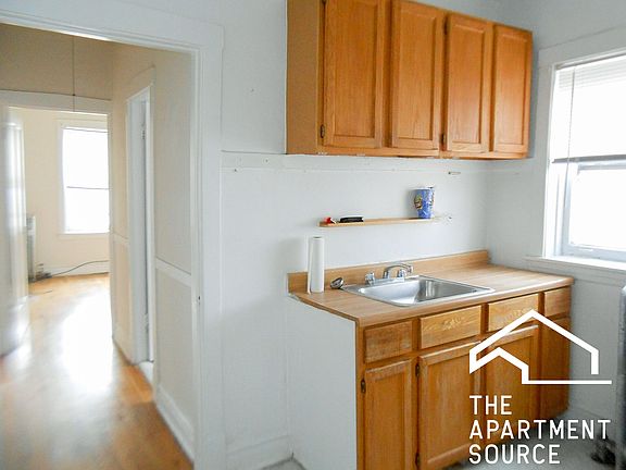 2nd image of 2610 W Gunnison St APT 1R