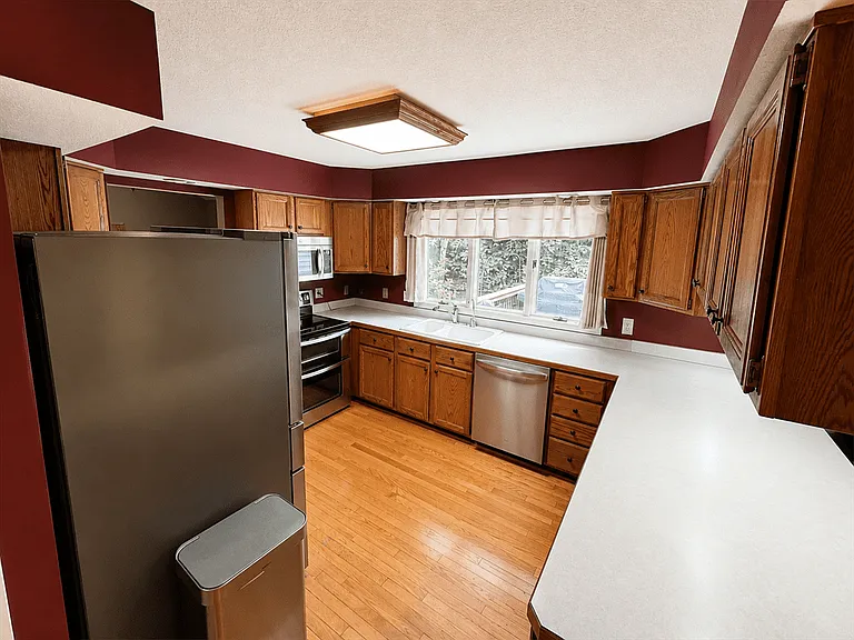 221 Burt St — Photo 4