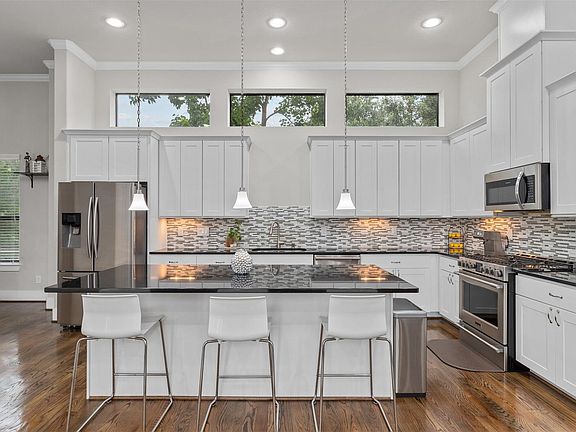 2nd image of 1227 W 21st St #C