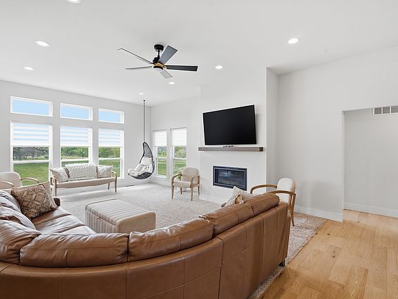 4th image of 2642 Burr Oak Ct