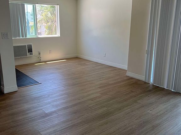3rd image of 414 S Saint Andrews Pl