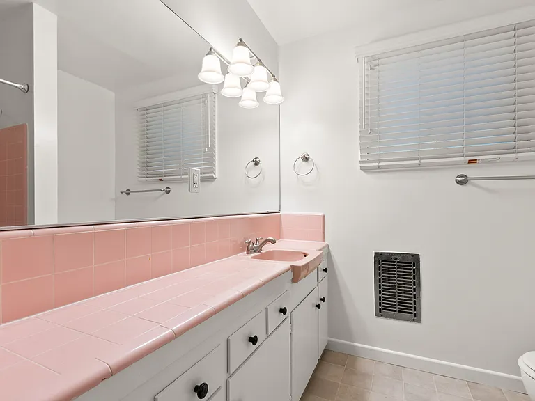 12817 Moorpark St #4 — Photo 13