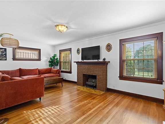 3rd image of 6206 Agnes Ave