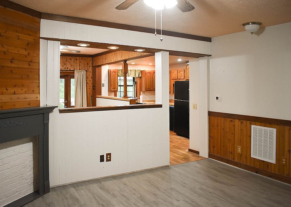 Living towards kitchen