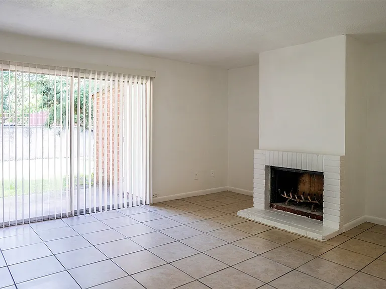2323 Huntington Green Ct — Photo 8