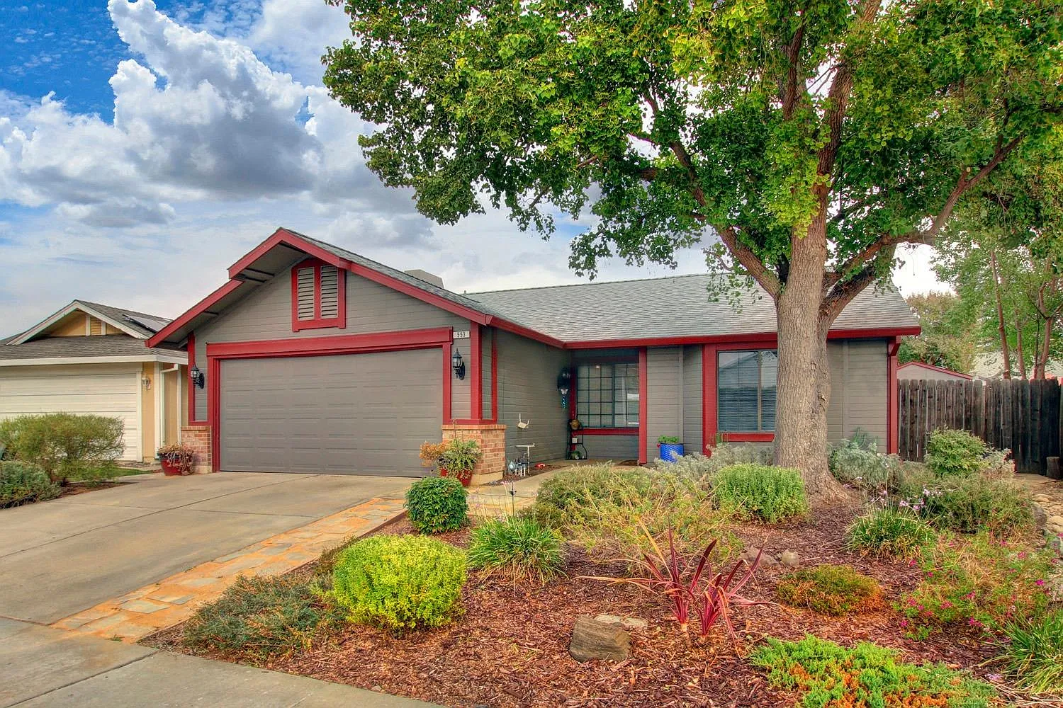 553 Edwards Cir photo 1