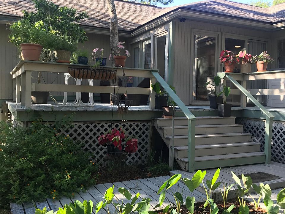 Rear deck off kitchen