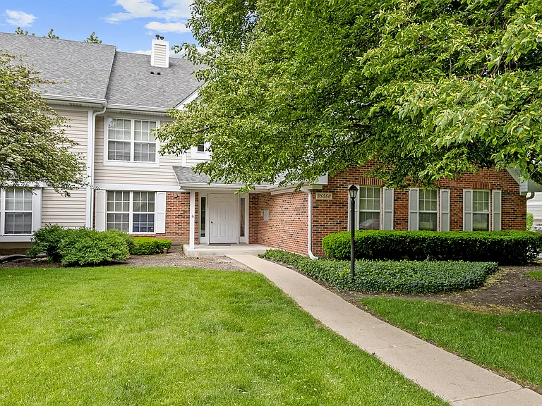 5S560 Paxton Dr #2H — Photo 1
