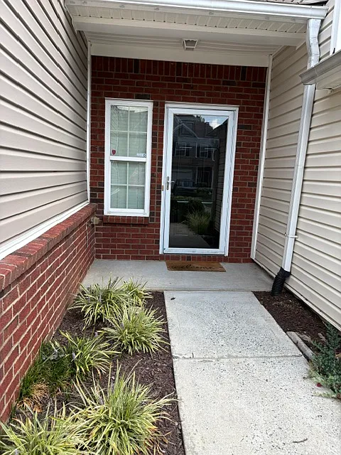 3 bed, 2.5 bath, 1768 sqft, $1,990 — Photo 2