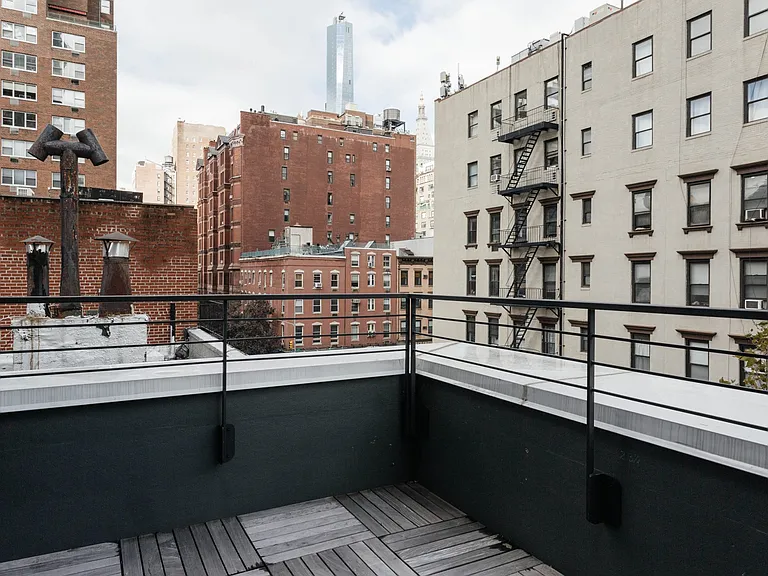 206 E 20th St #PENTHOUSE — Photo 33