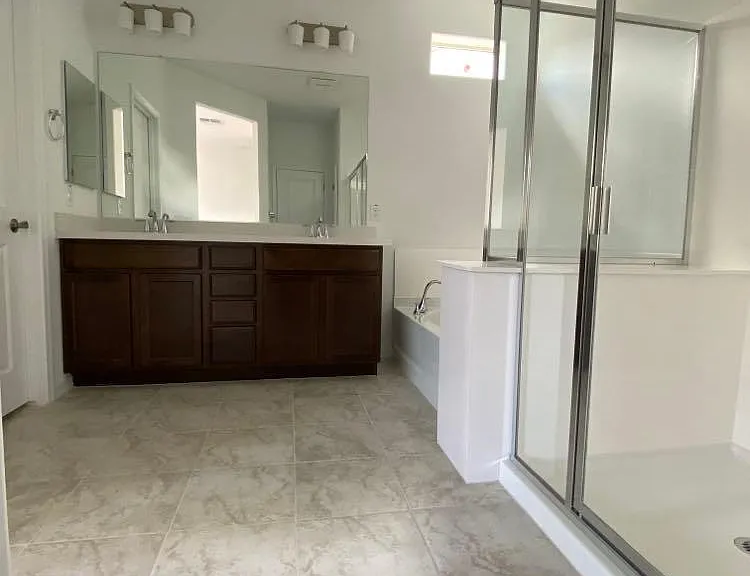 Bathroom (master bedroom)